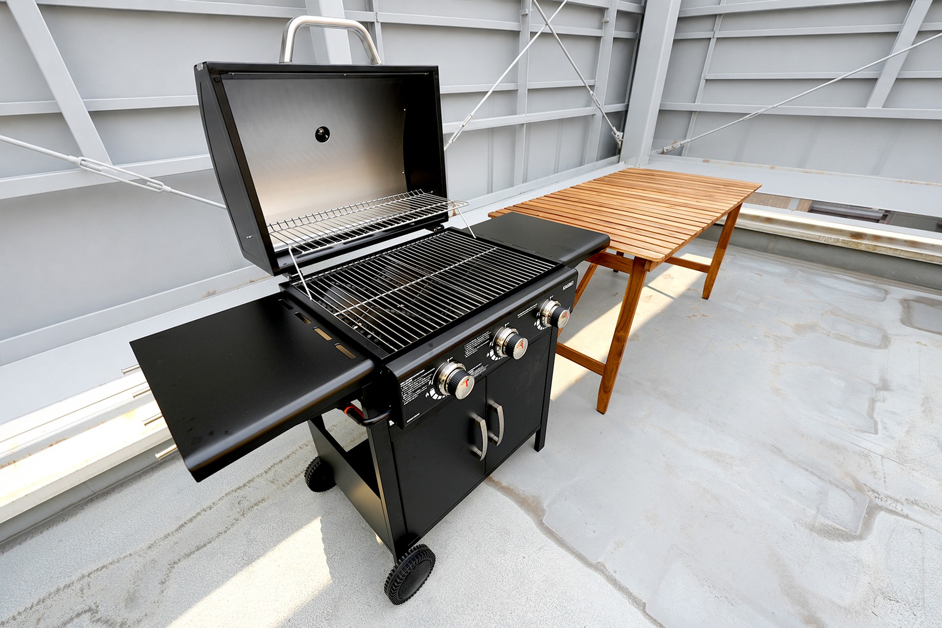フタを開いた状態の施設用BBQコンロ